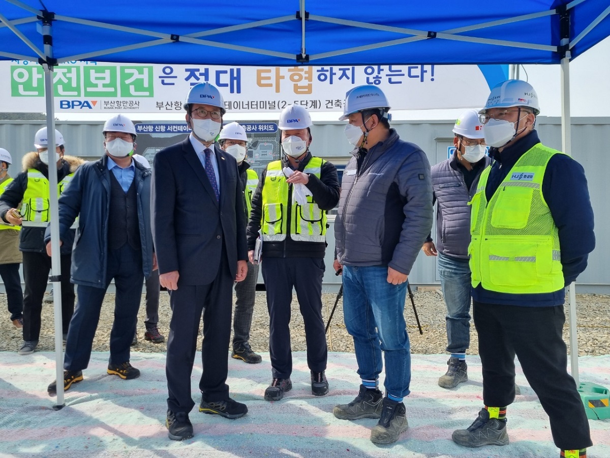 ‘현장 최우선 ’BPA 강준석 사장 부산항 신항 신규부두 건설현장 직접 확인