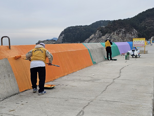 부산항만공사, 민간 봉사자들과 감천항 서방파제 채색 봉사