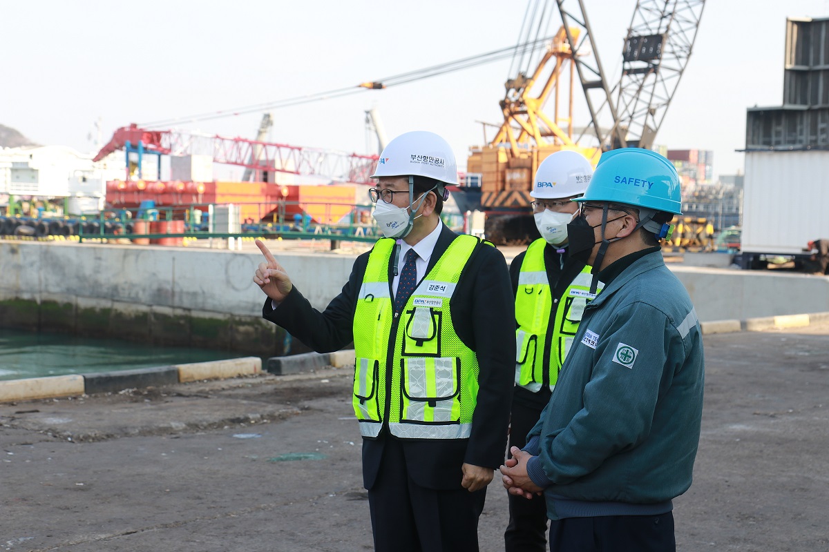 부산항만공사 강준석 사장, 감천항 현장 안전점검, 러-우크라 사태 관련 수산물 하역업계 동향도 살펴