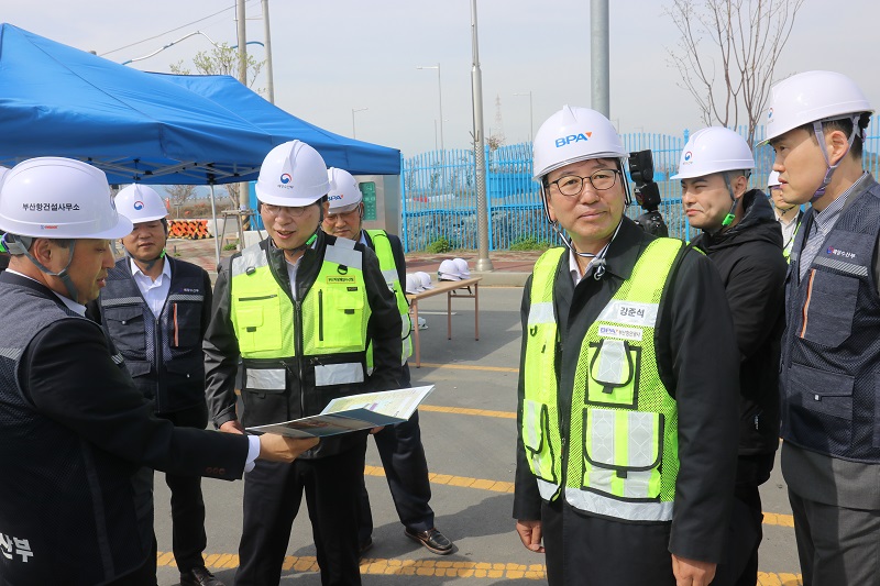 강준석 BPA 사장 - 조승환 해수부 장관, 부산항 신항 물류 수출입 현장 점검 나서