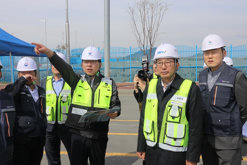 강준석 BPA 사장 - 조승환 해수부 장관, 부산항 신항 물류 수출입 현장 점검 나서