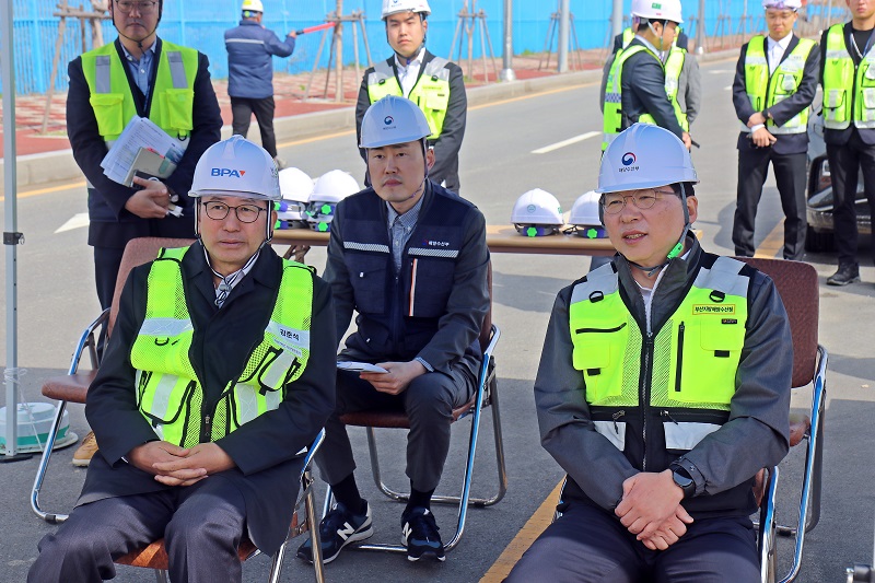 강준석 BPA 사장 - 조승환 해수부 장관, 부산항 신항 물류 수출입 현장 점검 나서