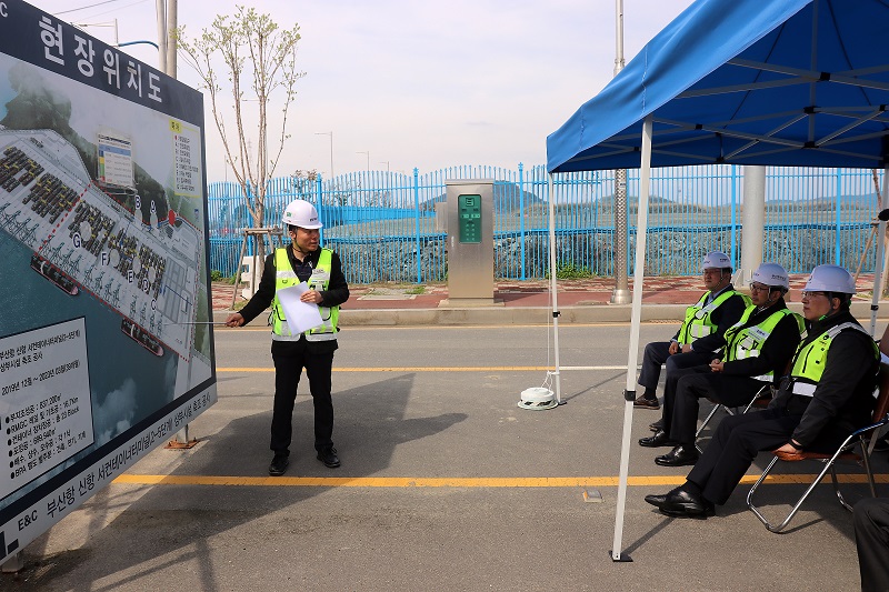 강준석 BPA 사장 - 조승환 해수부 장관, 부산항 신항 물류 수출입 현장 점검 나서