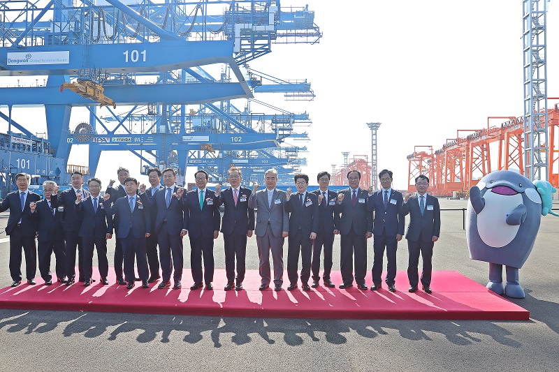 국내 최초 완전 자동화 항만 부산항 신항 서 