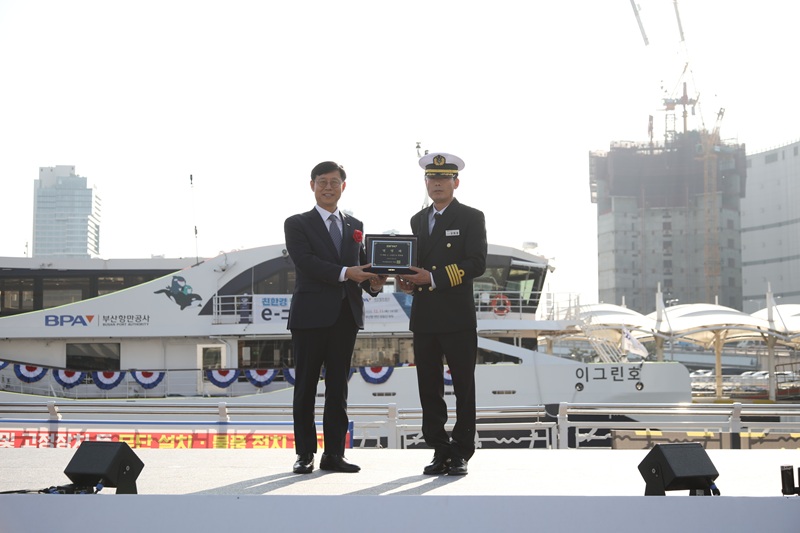 탈탄소를 향한 부산항의 힘찬 뱃고동! 친환경 항만안내선 e-그린호 시대 개막